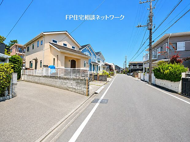 前面道路の幅員は6.5mあり、車のすれ違いも出来るので車の運転が苦手な方でも安心です。
