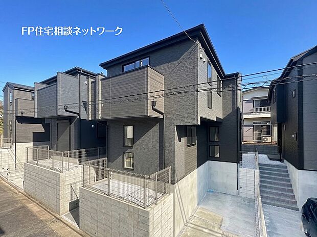 【類似外観同仕様】施工例のため分譲中の建物とは外壁、屋根開口部等の形状・仕様が異なります。
