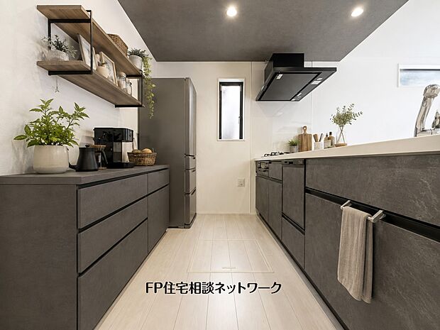本画像の家具、家電等はCGイメージで販売価格にも含まれず付帯しません。カップボード設置工事は有償です。