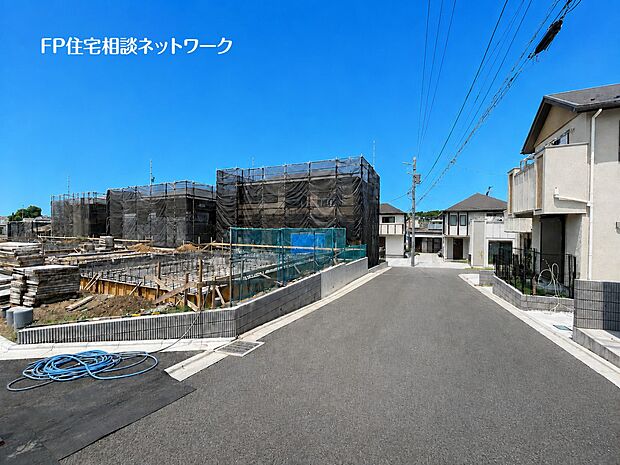 全16棟の大規模開発現場!前面道路の開発道路幅員は6mあるスッキリとした現場で、車通りも少ないので小さなお子様がいらっしゃるご家庭も安心です。