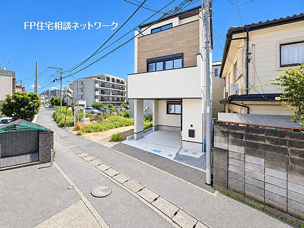 JR南武線「久地」駅徒歩7分の好立地!駅近ながら落ち着いた住環境に佇む、スタイリッシュな外観の新築戸建。毎日の通勤・通学にも便利な立地です。