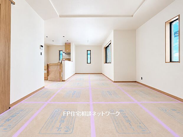 開放感のあるゆったりとしたLDK。複数の窓から自然光を取り込む明るい空間で、家具のレイアウトもしやすい間取りです。