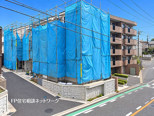 建物完成に向けて工事が進行中です。周辺は落ち着いた住宅街が広がり、前面道路も整備された住環境。完成が楽しみな新築戸建です。
