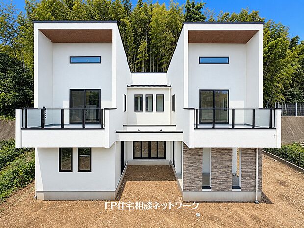 【類似外観同仕様】施工例のため分譲中の建物とは外壁、屋根開口部等の形状・仕様が異なります。