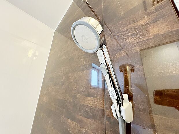 【浴室シャワー】高級感溢れるメタルタイプのビックシャワーヘッドを採用。流すだけで贅沢な気分に。