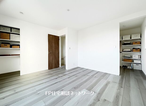 【洋室】居室空間をすっきり保てる、ウォークインクローゼット付です。広いため、使い慣れた収納家具をこの空間に設置することもできます。