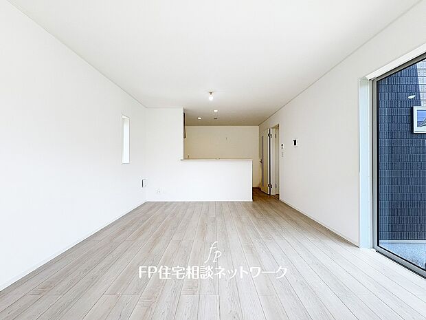 【リビング】大切な家族が集まるからこそLDKにはこだわりたい。日当たりのよい広いＬＤＫを、子供たちが元気に走り回っている姿を見た時「広い家にして良かった」と思う。