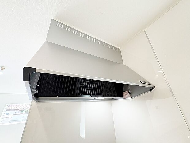 【換気扇】ステンレスの鈍い輝きが高級感を醸し出す換気扇。従来タイプよりも換気効果に優れ、フィルター交換もお掃除も容易になりました。