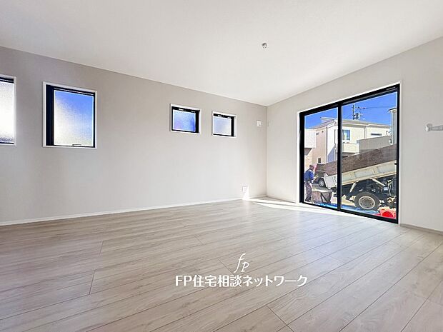 【リビング】大きな窓で日差しを長時間受ける事が出来る暖かいお部屋です。もちろんペアガラスで、遮音性にも優れ、結露も発生しにくい構造。