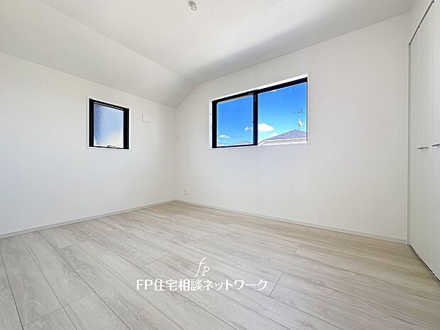 【洋室】光を取り込みやすい2面採光の居室は日当良好。クローゼットの完備で収納スペースも十分。お子様にとっての「自分の部屋」。学習デスクやベッドの配置もラクラクです。