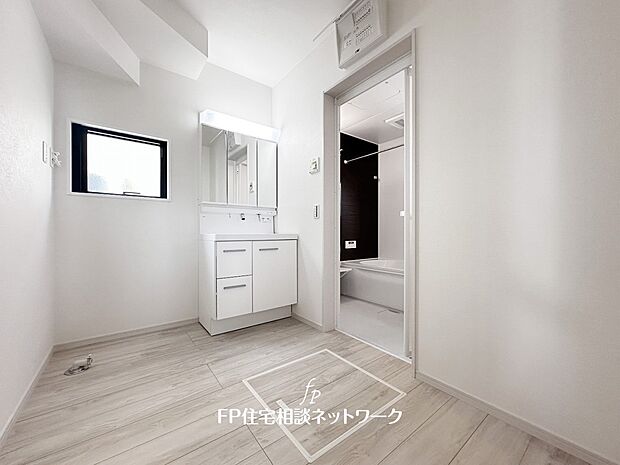 【洗面台・洗面所】鏡の裏に収納棚を確保した三面鏡を採用。化粧品や歯ブラシなどを機能的に収納。また、三面鏡の本当の利点は三枚の鏡を合わせることで、頭の側面や背面が見れること。