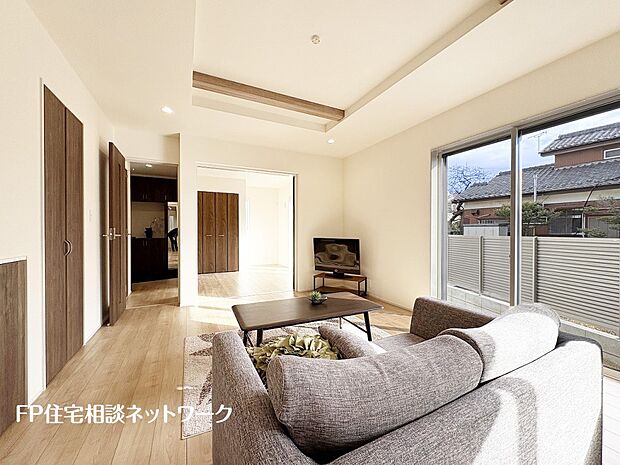 【リビング】オープンな空間を生み出す、広がりとゆとり。家族と過ごす時間を大切にしたい方にぴったりのゆとりある住空間です。日差しがリビングの隅々までしっかりと届きます。