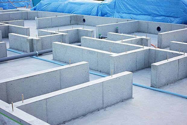 【ベタ基礎　】ベタ基礎　大きな面で家の重みを支え地震に強いのが特徴です。また床下の地面をすべてコンクリートで覆うので、湿気が建物に伝わりにくく住宅の木材の腐食等の心配も減ります。