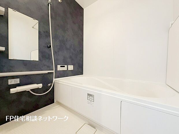 【浴室】ゆったり入れる一坪バス。足を伸ばして入れるサイズは一日の疲れを癒すのに嬉しい広さ。お子様と一緒の入浴でも充分な広さです。