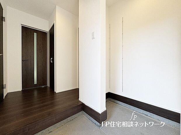 【玄関】大容量のシューズクローゼットが嬉しい住まい。ご家族全員の靴はもちろん、お子様のおもちゃやベビーカー、ゴルフバック、洗車用品などスッキリまとめて収納できます。