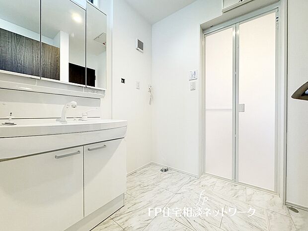 【洗面台・洗面所】鏡の裏に収納棚を確保した三面鏡を採用。化粧品や歯ブラシなどを機能的に収納。