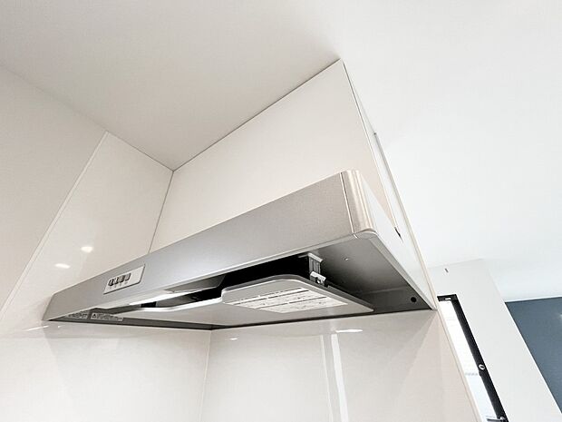 【換気扇】ステンレスの鈍い輝きが高級感を醸し出す換気扇。従来タイプよりも換気効果に優れ、フィルター交換もお掃除も容易になりました。