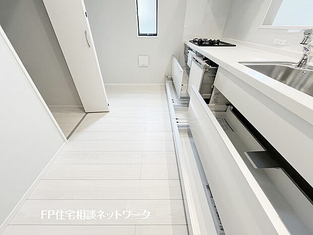 【キッチン】スライド収納付きのシステムキッチン。料理器具なども収納できて出し入れもスムーズ。収納量もたっぷりなので料理器具やストック調味料なども入れられる。