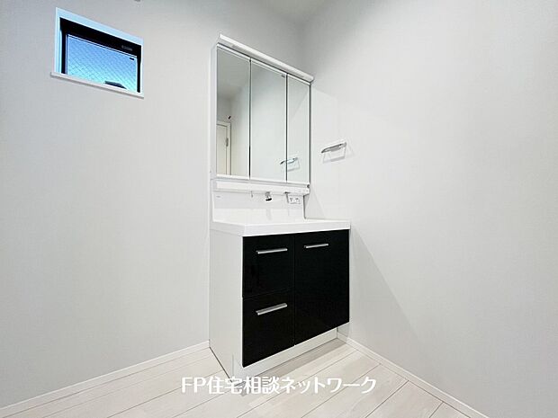 【洗面台・洗面所】鏡の裏に収納棚を確保した三面鏡を採用。化粧品や歯ブラシなどを機能的に収納。