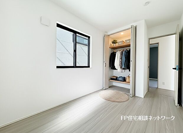 【洋室】全居室には大型の収納クローゼットを完備。普段使いのお洋服や小物はもちろん、季節物のお洋服などもしっかりと整理整頓出来る。居室空間を隅々まで使えるのが嬉しい。