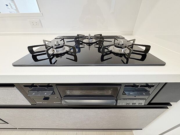 【三口ガスコンロ】同時並行で調理しやすい3口コンロです。お料理を同時にすすめることができ、料理時間の短縮にもなります。