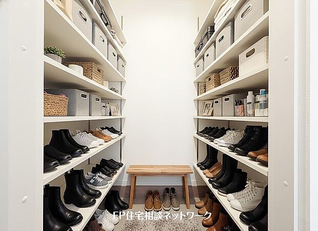 【収納】大容量のシューズクローゼットが嬉しい住まい。ご家族全員の靴はもちろん、お子様のおもちゃやベビーカー、ゴルフバックなどスッキリまとめて収納できます。