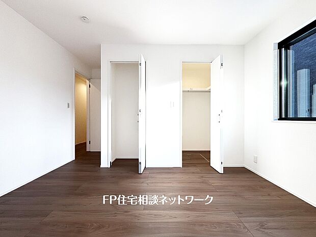 【収納】収納力が豊富な大型クローゼット。普段着やスーツはもちろんのこと、コート類などもしっかり掛けられます。奥行きもあり、部屋がスッキリしますね。