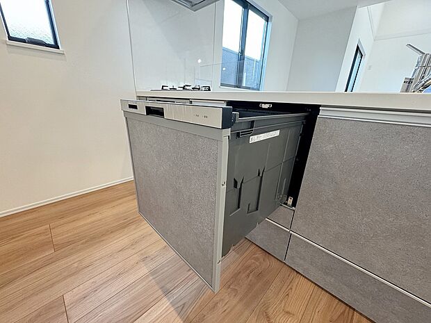 【食洗機】手間をかけずに食後の後片付けができる食器洗乾燥機。食器の出し入れがスムーズなスライドタイプ。節水効果だけでなく、効率的に洗い物を配置できるようにラックがついています。