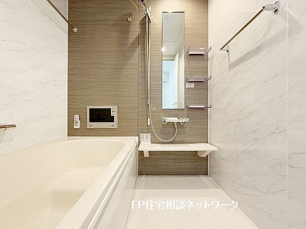 【浴室】ゆったり入れる一坪バス。足を伸ばして入れるサイズは一日の疲れを癒すのに嬉しい広さ。お子様と一緒の入浴でも充分な広さです。