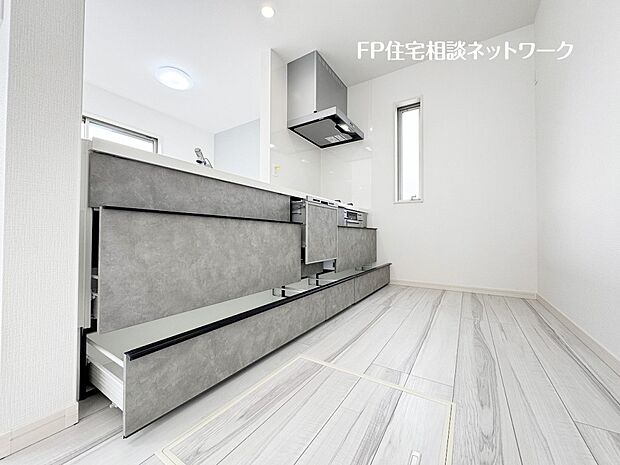 【キッチン】スライド収納付きのシステムキッチン。料理器具なども収納できて出し入れもスムーズ。収納量もたっぷりなので料理器具やストック調味料なども入れられる。