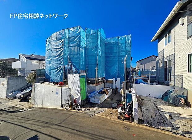 【現地外観写真】南側は隣地のカースペースとなっており、建物が隣接していないので解放感はもちろん、太陽の日差しが降りそそぐ明るい住宅です。
