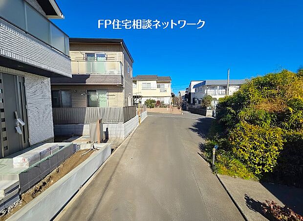 【前面道路含む現地写真】2階建てが建並ぶ閑静な住宅街に位置し通りから1本入った場所に位置し静かな日常を送ることができます。