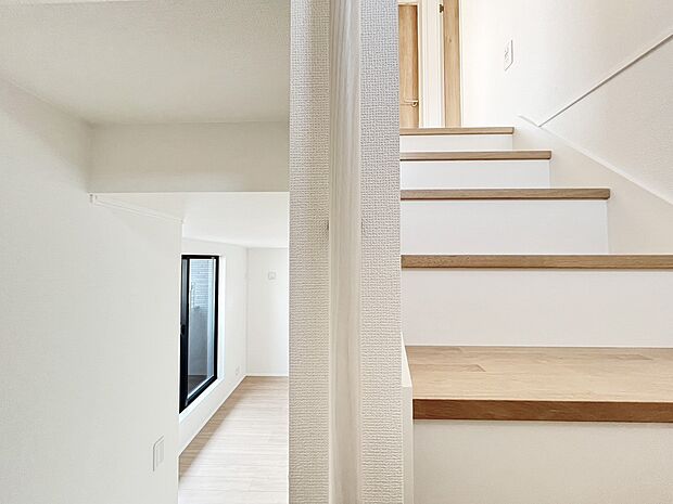 【その他内観】階段部分には自然の光を取り込むことの出来る、窓を配置しており明るい空間!お掃除の際には空気の換気などにも便利です。