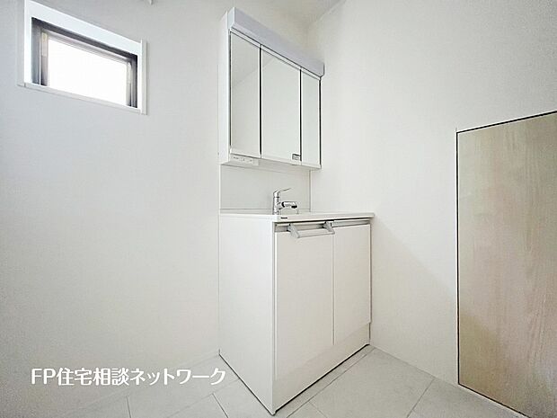 【洗面台・洗面所】鏡の裏に収納棚を確保した三面鏡を採用。化粧品や歯ブラシなどを機能的に収納。また、三面鏡の本当の利点は三枚の鏡を合わせることで、頭の側面や背面が見れること。