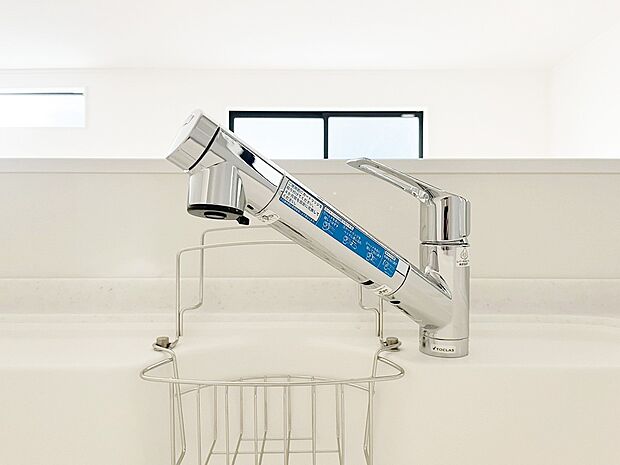 【浄水栓】スタイリッシュな、浄水器一体型水栓です。水栓にシャワーホースと浄水器を内蔵し、カルキ臭など軽減。シャワーヘッドを引き出すことで、広いシンクのお手入れもラクラク。