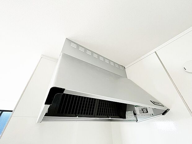 【換気扇】ステンレスの鈍い輝きが高級感を醸し出す換気扇。従来タイプよりも換気効果に優れ、フィルター交換もお掃除も容易になりました。