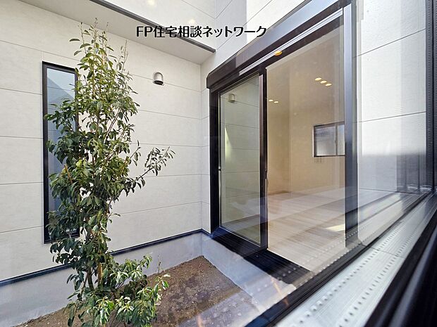 【現地外観写真】暮らしに潤いと癒しをもたらすお庭があります。手入れをしやすい広さだからこそ、ひとつひとつの樹木、花達の変化に目が届き、家族の会話にも花が咲きます。