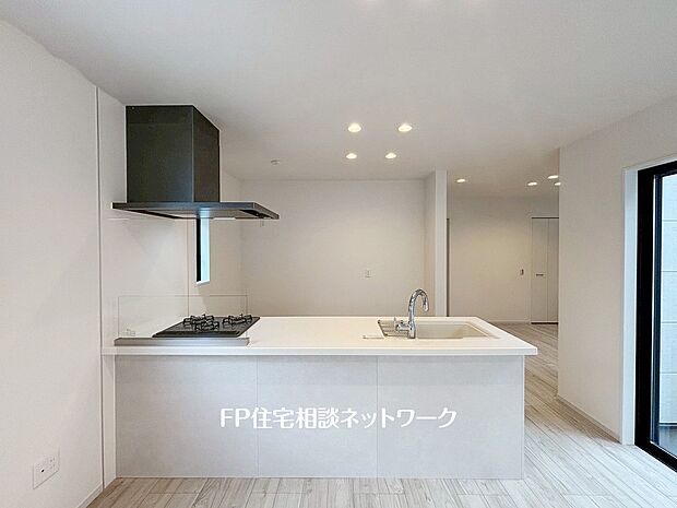 【キッチン】ペニュンシュラキッチンですので、出来上がったお料理をカウンターに並べてお子様が運ぶなど、お手伝いの時間も増えそうですね。