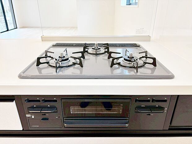 【三口ガスコンロ】慣れている方も多く、火力が目に見えるため、使いやすいという方も多い、3口のガスコンロ仕様です。