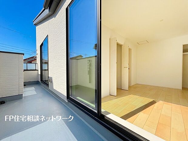 【バルコニー】南面バルコニーは太陽の温もりをめいいっぱい受け止めてくれます。太陽の光と爽やかな風を受けたお洗濯物はあっという間に乾き、取りこむ時には太陽の匂いを感じられそう。