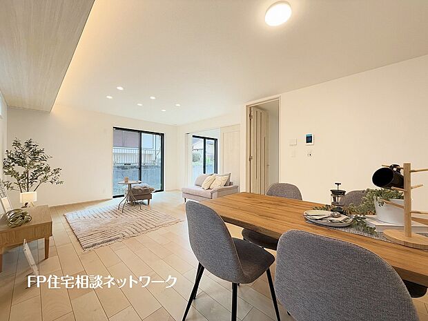 【リビング】家族だんらんのスペースとなるリビング。家具の配置がしやすい広さを確保しつつ、窓が多い設計は色々な角度から光が取り込めるこだわりの間取りです。