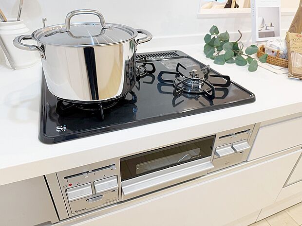 【ガスコンロ】慣れている方も多く、火力が目に見えるため、使いやすいという方も多い、3口のガスコンロ仕様です。