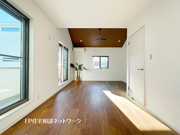 【内観】【プラン例　建物価格1350万円建物面積90m2】2面採光でお部屋の隅々まで明るい印象の居室。おひさまの光を、風をたっぷりと取り込めます。生活も自然と明るくなりますね。