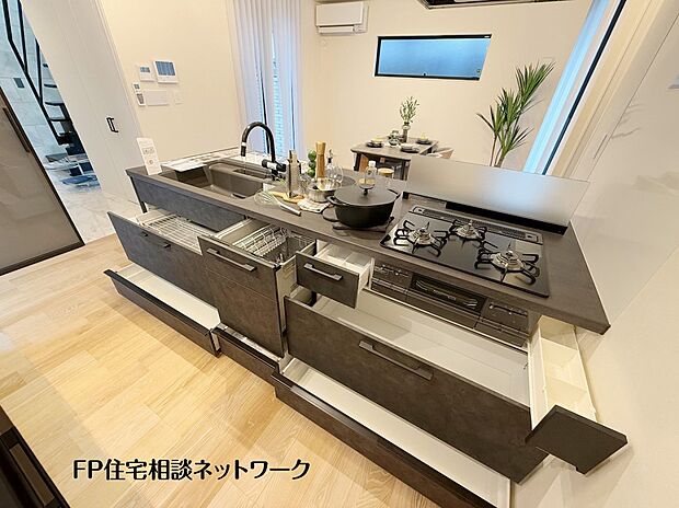 【キッチン】スライド収納付きのシステムキッチン。料理器具なども収納できて出し入れもスムーズ。収納量もたっぷりなので料理器具やストック調味料なども入れられる。