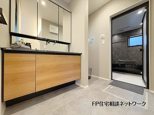 【洗面台・洗面所】鏡の裏に収納棚を確保した三面鏡を採用。化粧品や歯ブラシなどを機能的に収納。また、三面鏡の本当の利点は三枚の鏡を合わせることで、頭の側面や背面が見れること。