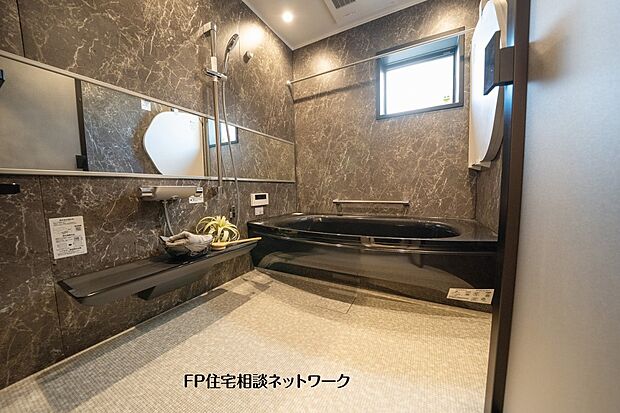 【浴室】重厚感のある壁面デザインで統一した浴室。落ち着いた色調でまとめ、毎日のバスタイムをゆっくり楽しめる空間です。