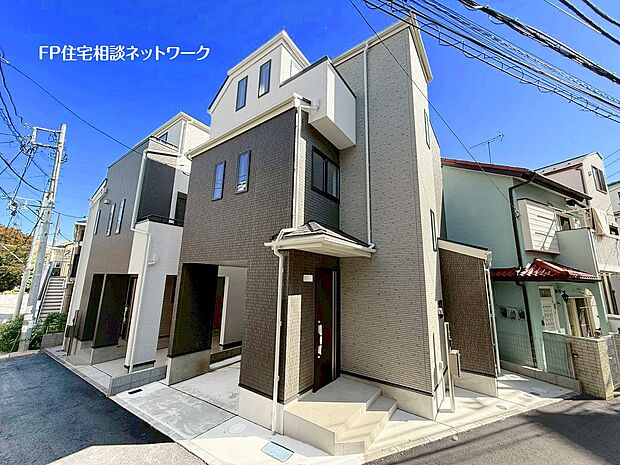 【その他】【類似外観同仕様】施工例のため分譲中の建物とは外壁、屋根開口部等の形状・仕様が異なります