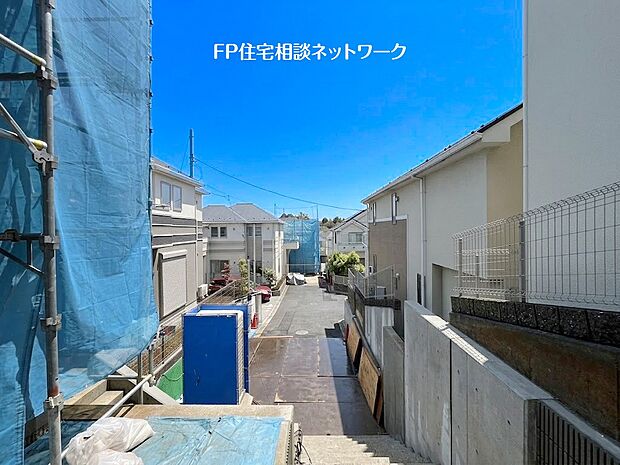 【前面道路含む現地写真】4号棟の前面道路はゆとりの4.5ｍあり、住民の方しか通らないので車通りも少なく小さなお子様がいらっしゃるご家庭でも安心です。