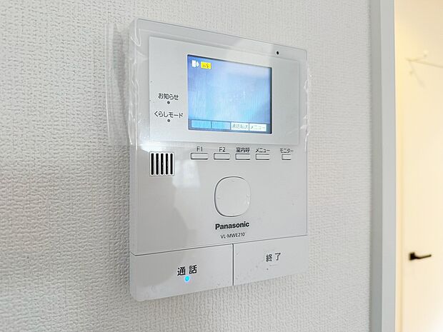 【モニター付インターホン】モニター付インターホンが標準仕様です。戸建暮らしだと、集合住宅に比べ、より不安になりがちな防犯面、目で確認できるからあんしんです。
