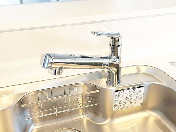 【浄水器一体型水栓】スタイリッシュな、浄水器一体型水栓です。水栓にシャワーホースと浄水器を内蔵し、カルキ臭など軽減。シャワーヘッドを引き出すことで、広いシンクのお手入れもラクラク。